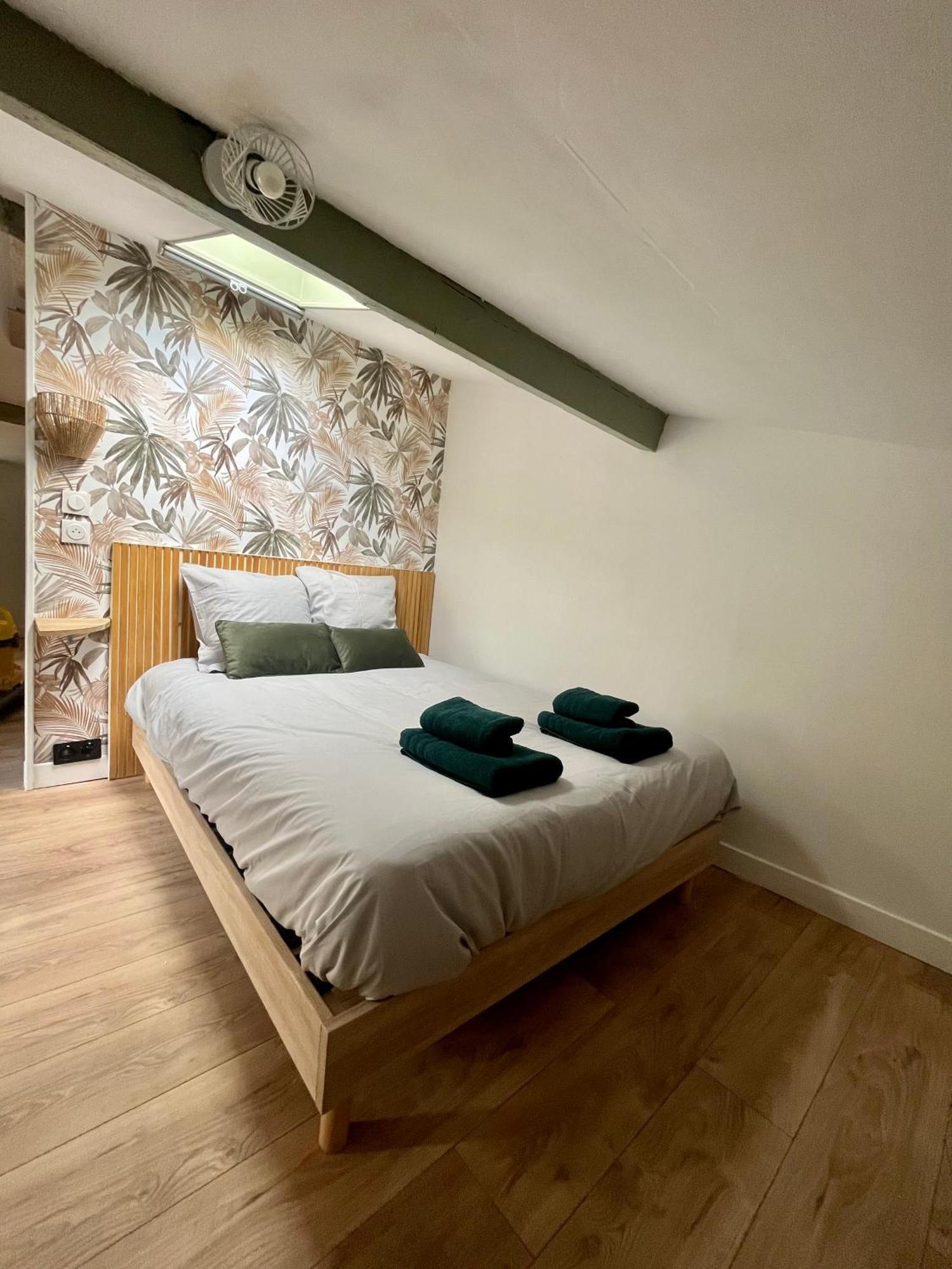 Sous Les Toits Du Parvis Appartement Niort Buitenkant foto